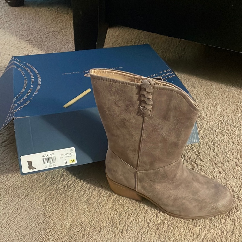 NWT Dr Scholls cowboy boots 👢 taupe. Women’s sz 8. New in box 👢👢